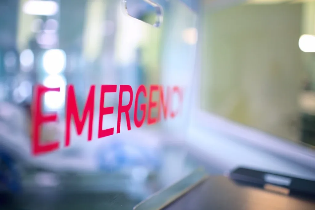 A sign at an Emergency Room that reads "Emergency" in red letters. Symbolizing getting fast help thanks for hearing aids with fall detection and alerts.